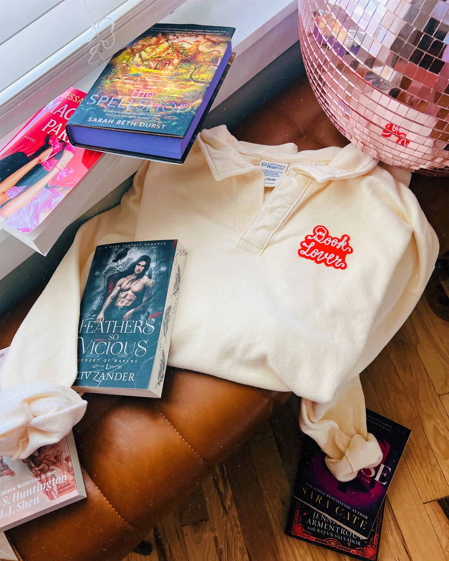 BOOK LOVER EMBRIODERED PATCH POLO CREWNECK