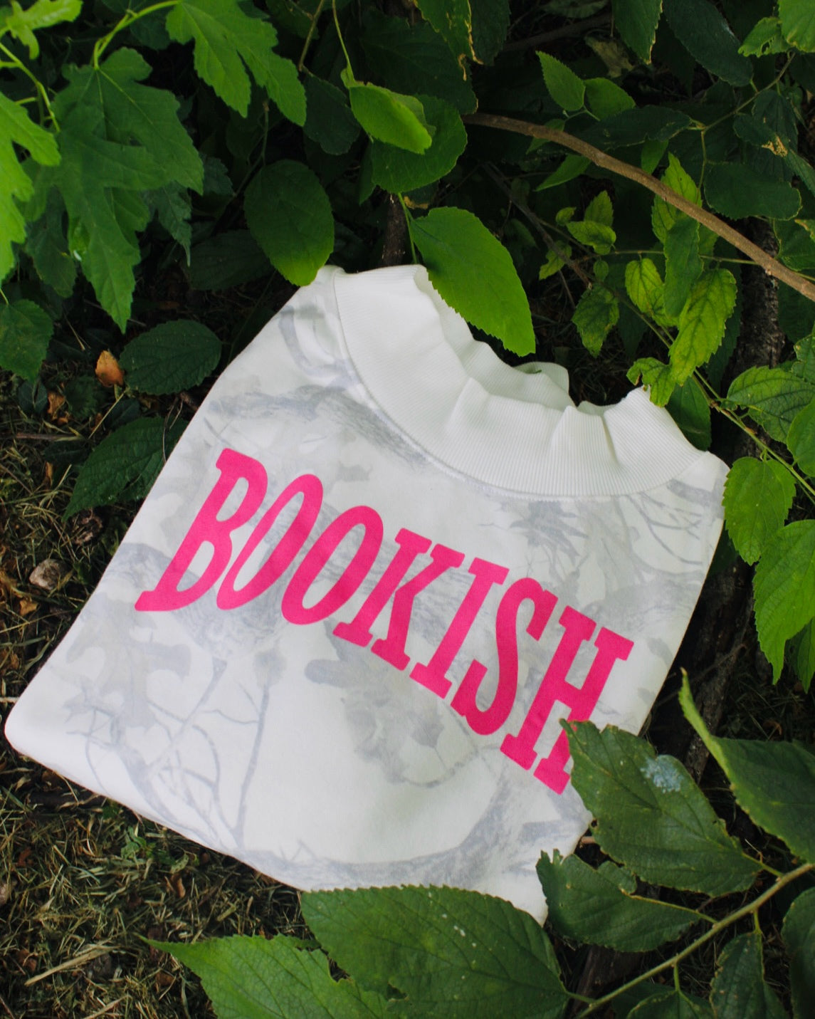 BOOKISH CAMO MOCK NECK