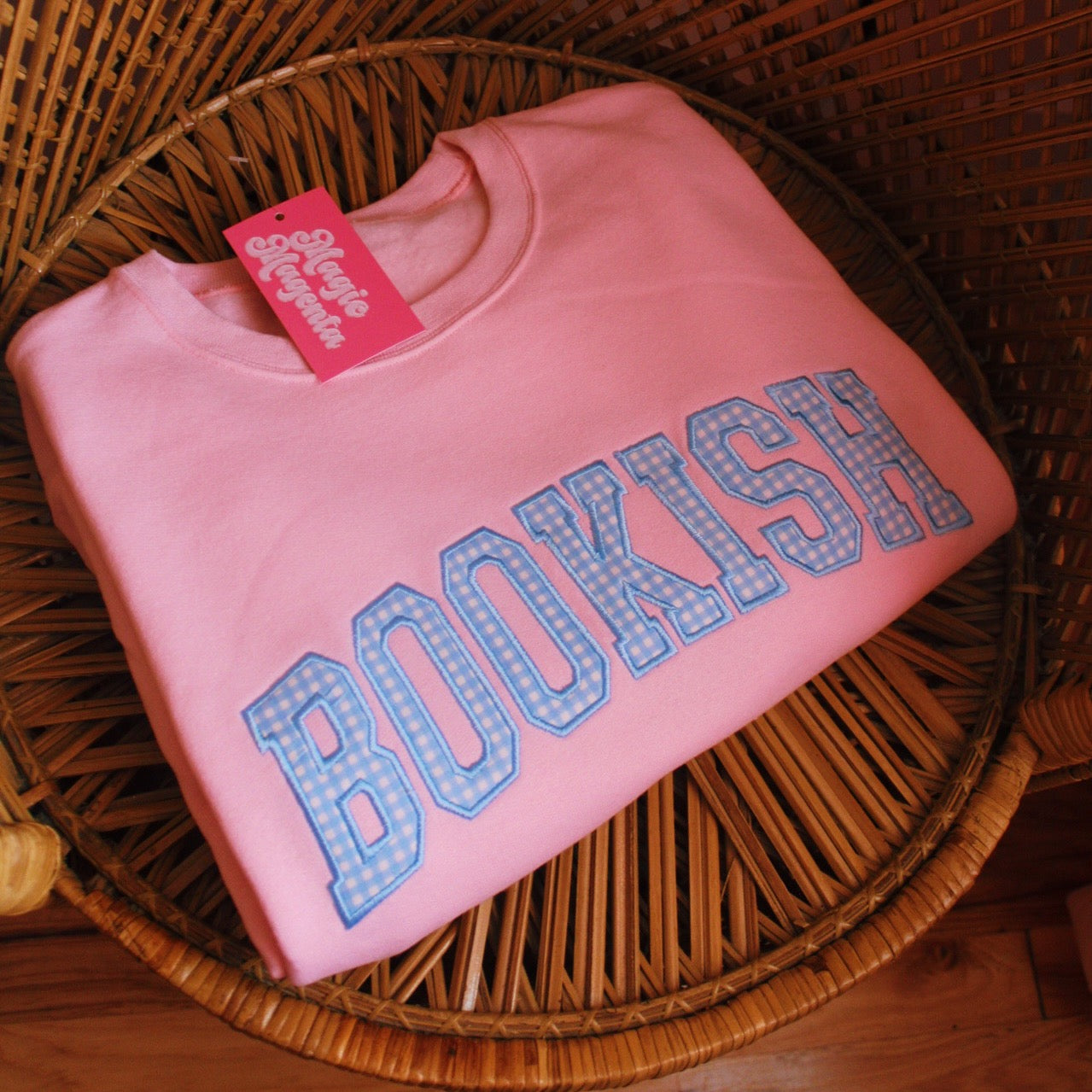 LIGHT BLUE BOOKISH GINGHAM APPLIQUÉ CREWNECK