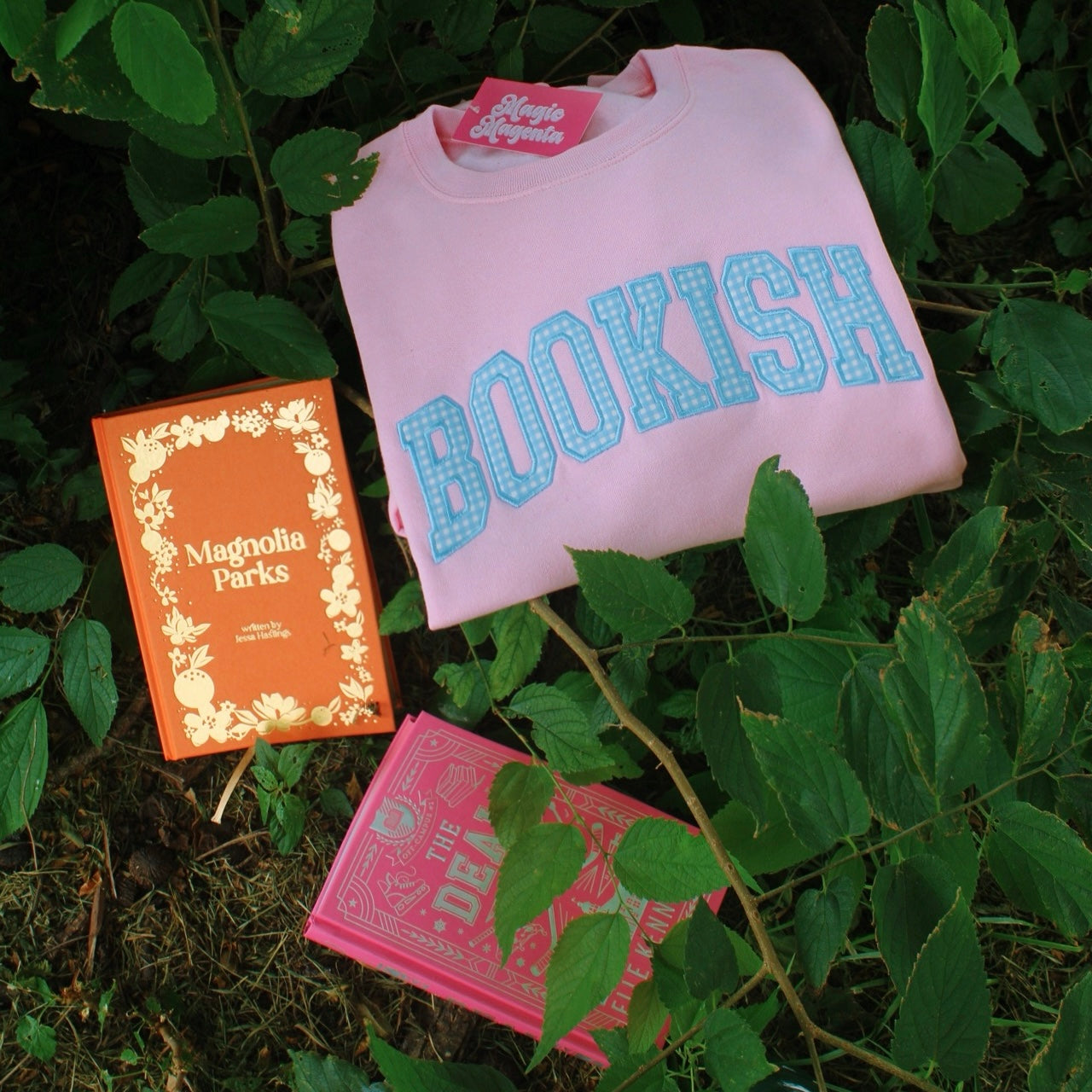 LIGHT BLUE BOOKISH GINGHAM APPLIQUÉ CREWNECK