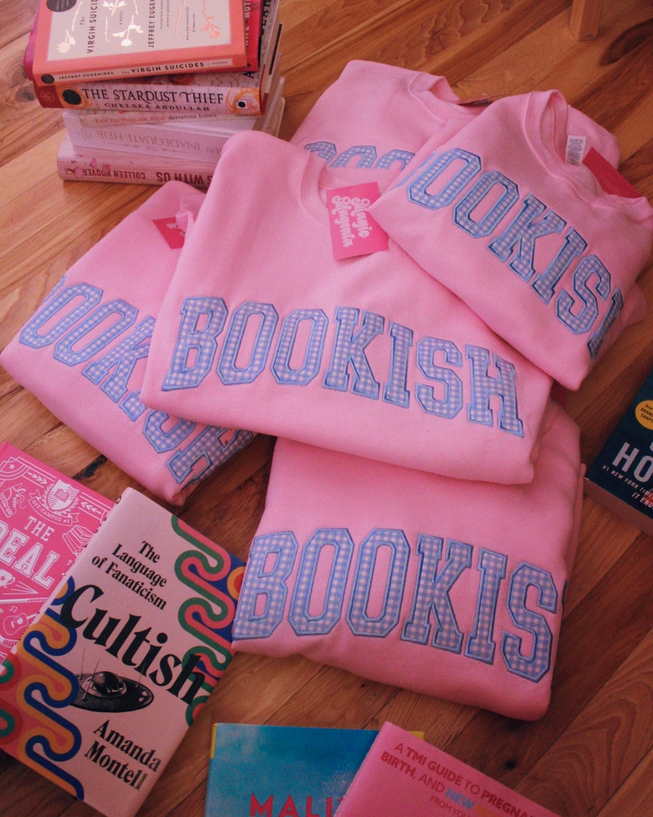 LIGHT BLUE BOOKISH GINGHAM APPLIQUÉ CREWNECK