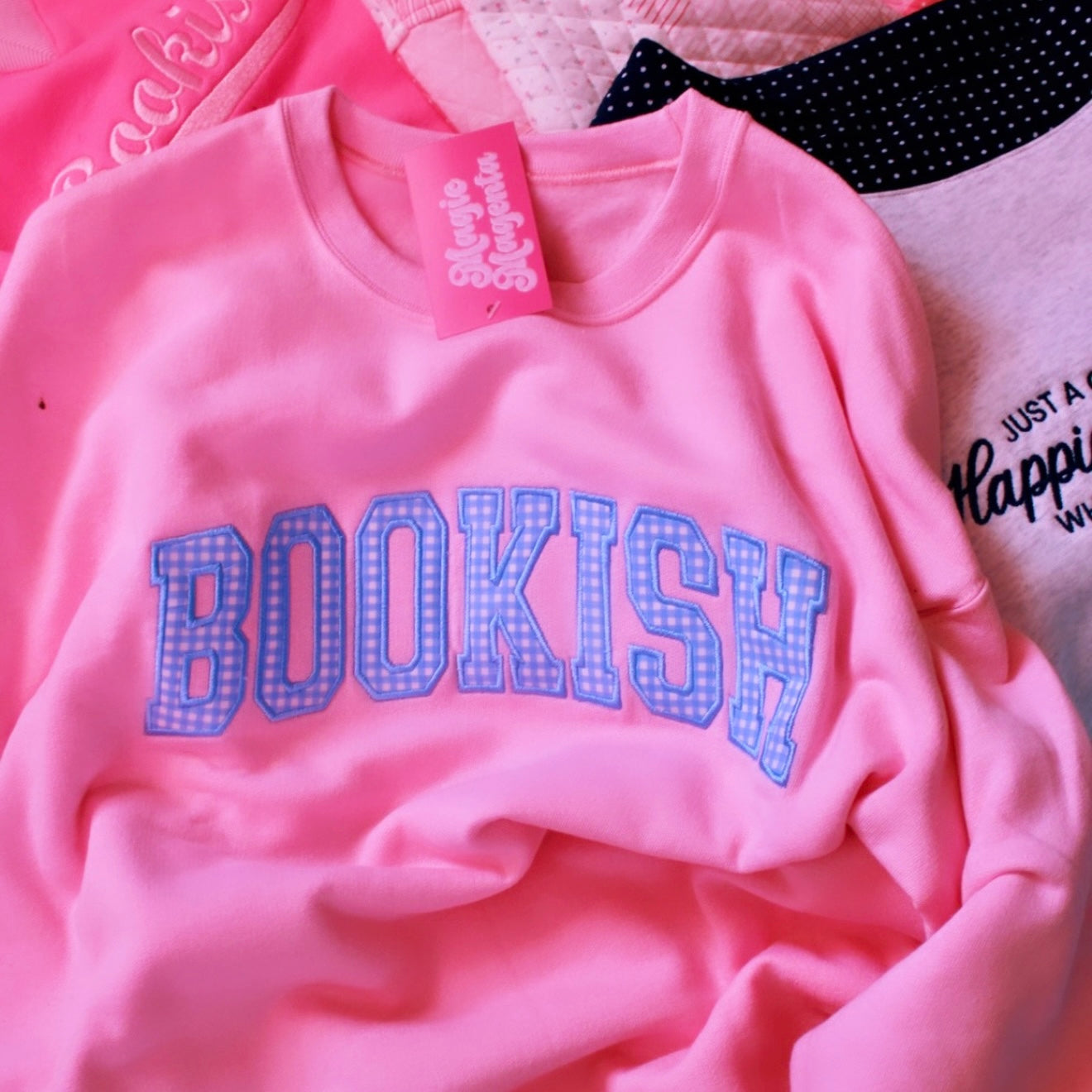 LIGHT BLUE BOOKISH GINGHAM APPLIQUÉ CREWNECK