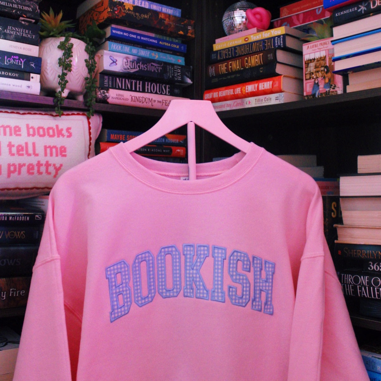 LIGHT BLUE BOOKISH GINGHAM APPLIQUÉ CREWNECK