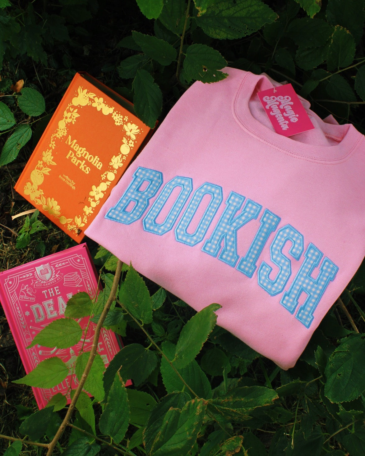 LIGHT BLUE BOOKISH GINGHAM APPLIQUÉ CREWNECK