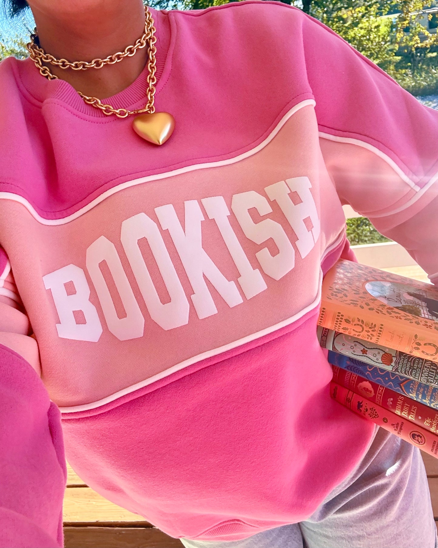 COLOR BLOCK BOOKISH PUFF PRINT CREWNECK