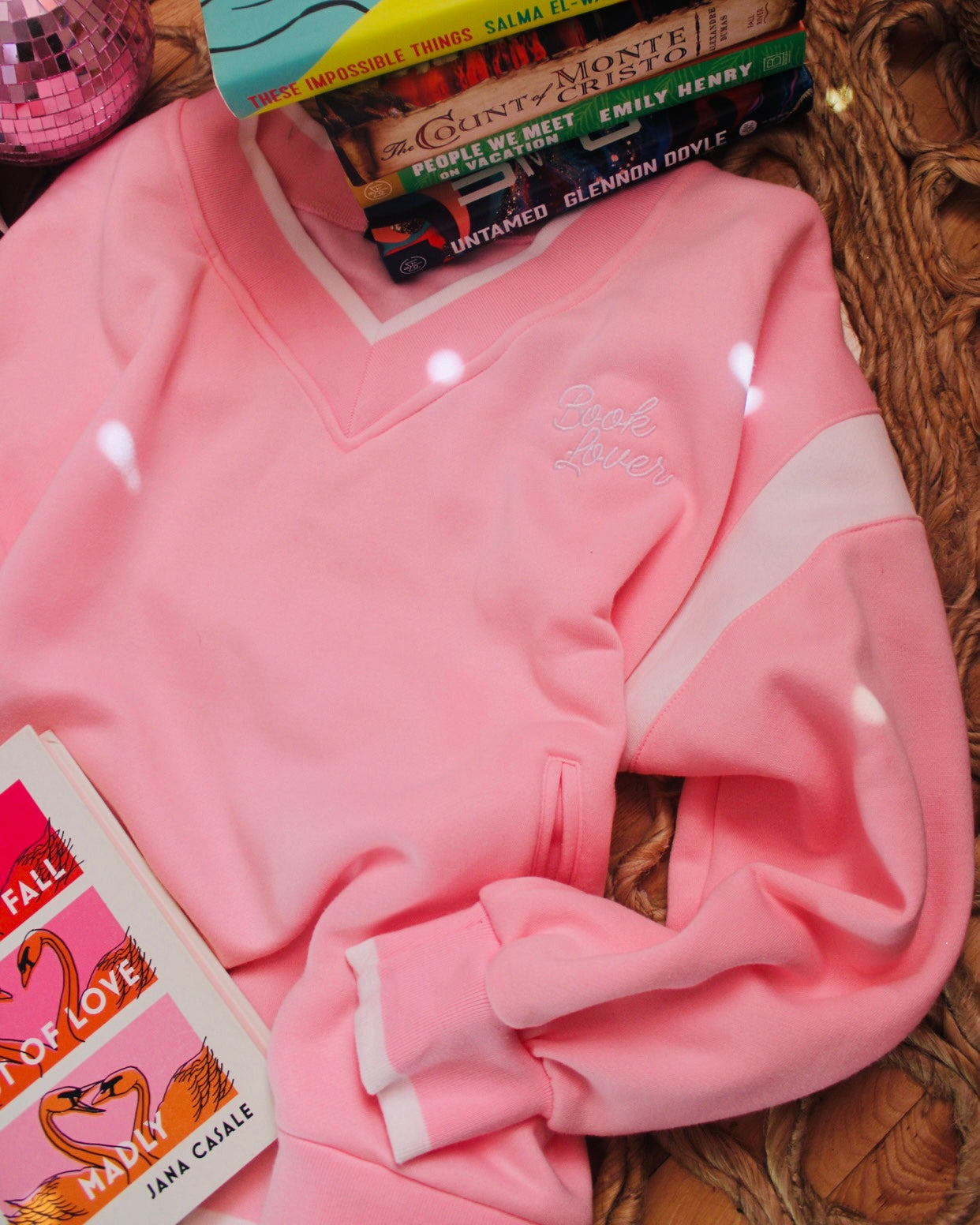 BOOK LOVER COLOR BLOCK VNECK CREWNECK