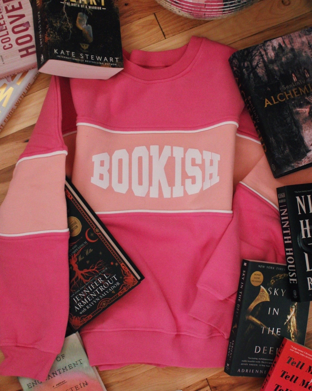 COLOR BLOCK BOOKISH PUFF PRINT CREWNECK