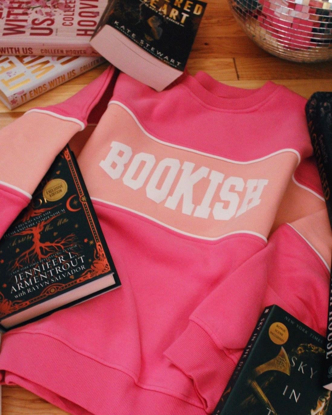 COLOR BLOCK BOOKISH PUFF PRINT CREWNECK