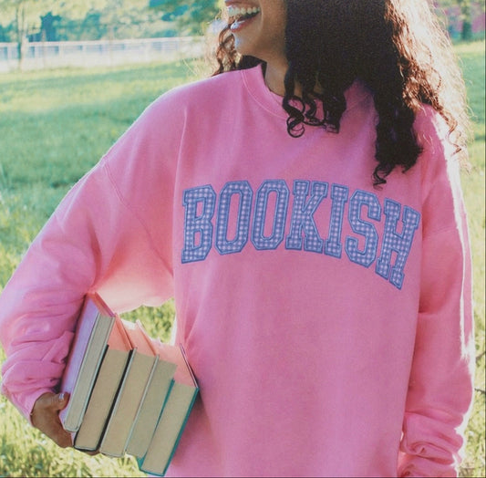 LIGHT BLUE BOOKISH GINGHAM APPLIQUÉ CREWNECK